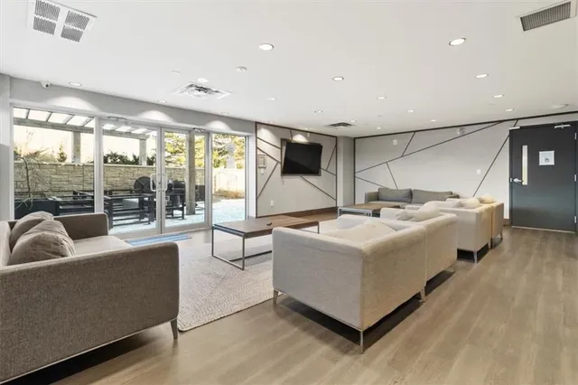 Additional image 22 of 16 MARKLE Cres Unit 202