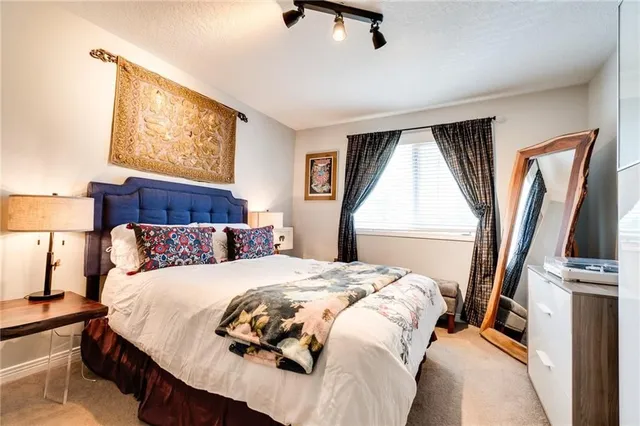 Additional image 37 of 72 SIDNEY Cres