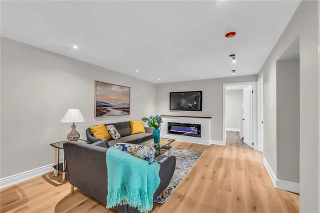 Additional image 35 of 165 BELLINGHAM Dr