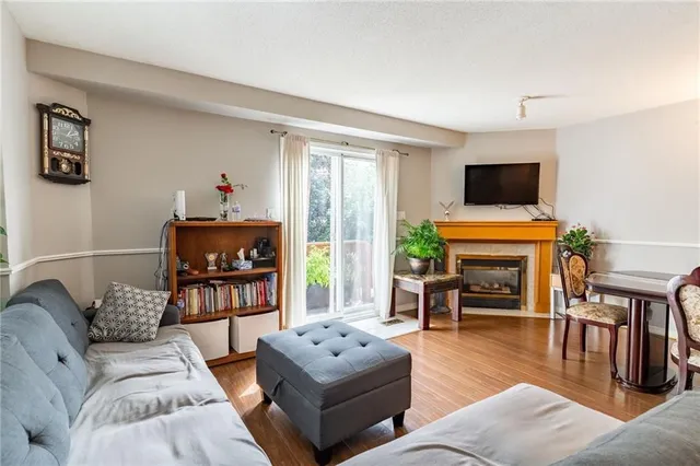 Additional image 8 of 16 NEWELL Crt
