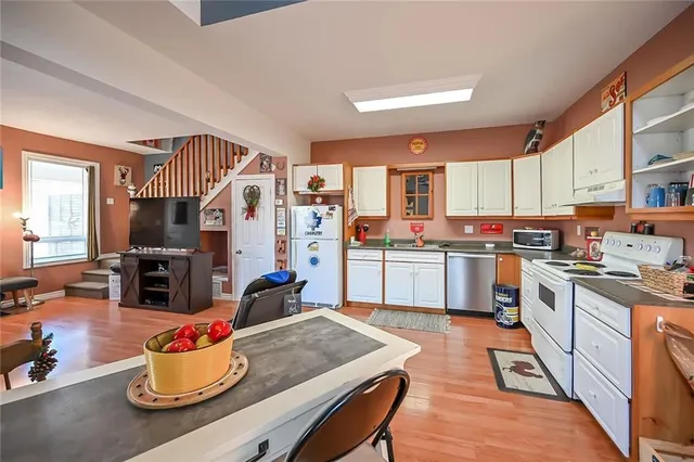 Additional image 17 of 129 LYNDEN Rd