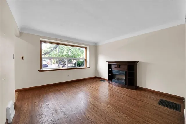 Additional image 4 of 63 FERNWOOD Cres