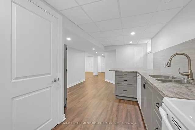 Additional image 30 of 10 Warren Ave