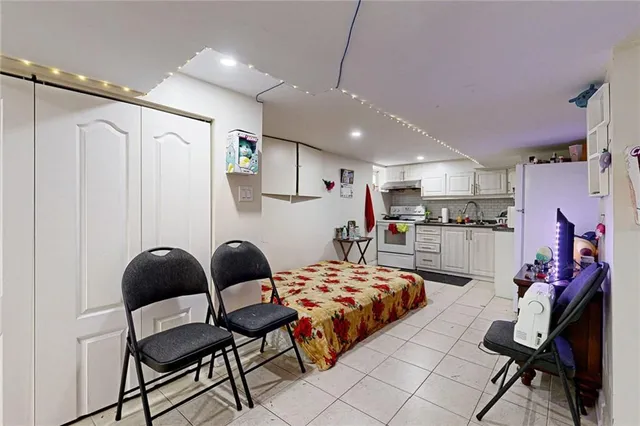 Additional image 33 of 192 WENTWORTH St