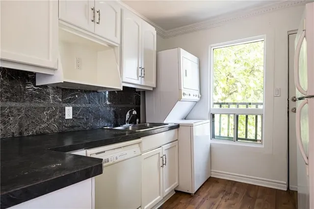 Additional image 31 of 235 YOUNG St