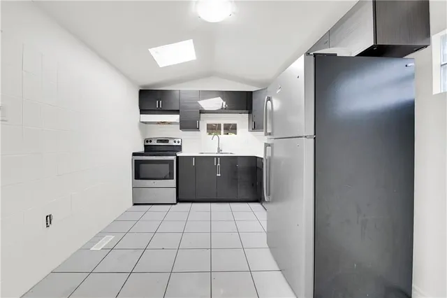 Additional image 12 of 103 EMERALD St