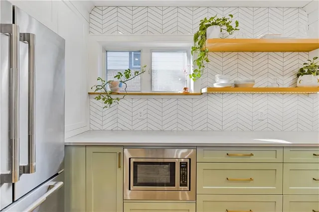 Additional image 23 of 74 HYDE PARK Ave