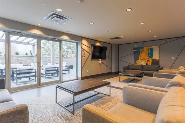 Additional image 23 of 16 MARKLE Cres Unit 213