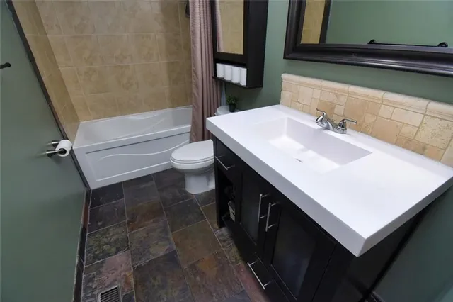 Additional image 16 of 150 GATESHEAD Cres Unit 122