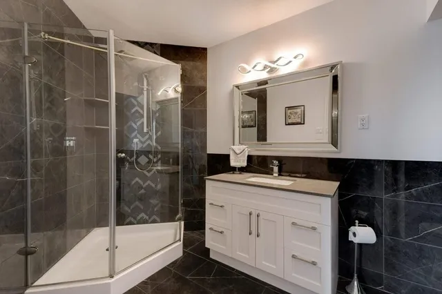 Additional image 33 of 35 LIDO Dr