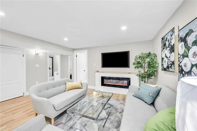 Additional image 27 of 66 HOWE Ave