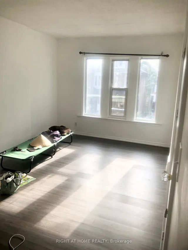 Additional image 27 of 24 Spadina Ave