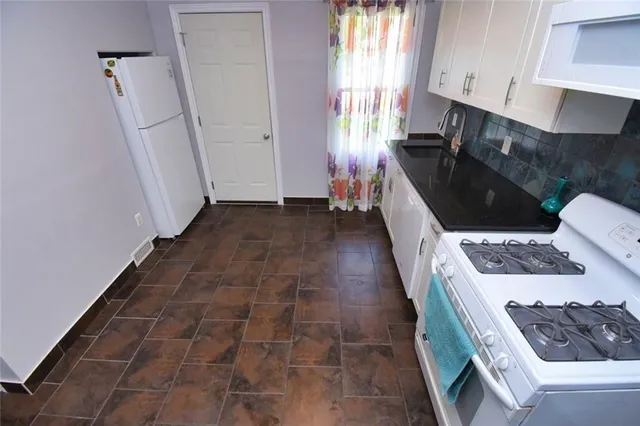 Additional image 16 of 86 GRAHAM Ave