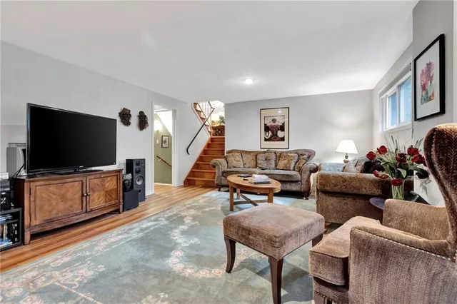 Additional image 22 of 65 MAPLE Dr