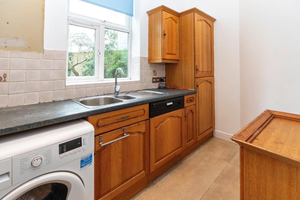 Additional image 2 of Large 2 Bedroom Flat in Town centre