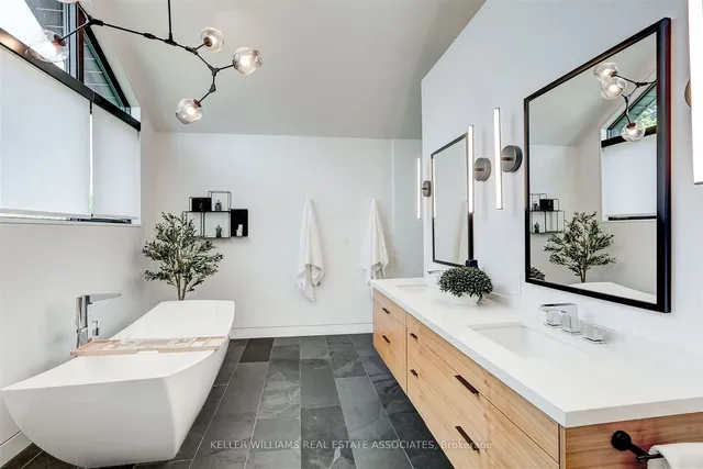 Additional image 19 of 2107 Courtland Cres