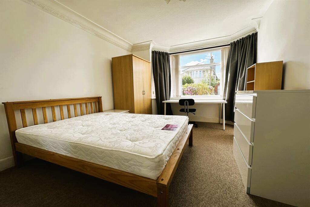 Additional image 10 of 6 bedroom Detached House in Ensbury Park