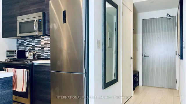 Additional image 10 of 111 Bathurst St Unit 815