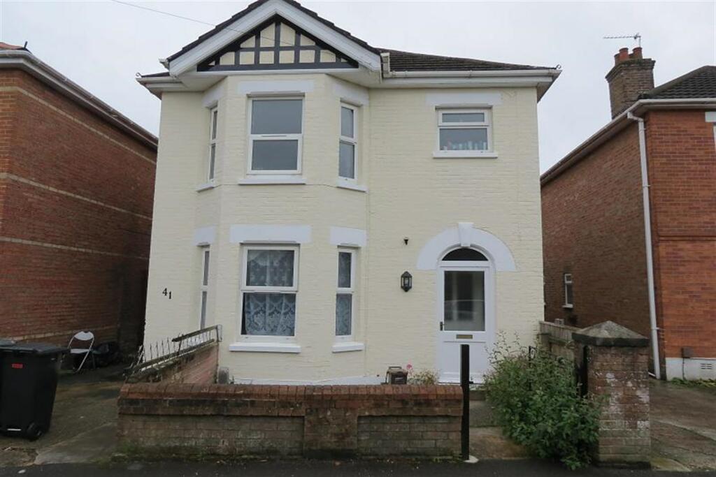 5 bedroom Detached House in Wallisdown