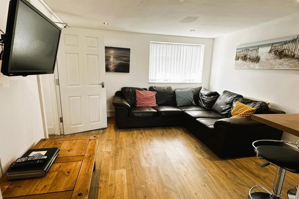 Additional image 18 of 6 bedroom Detached House in Ensbury Park