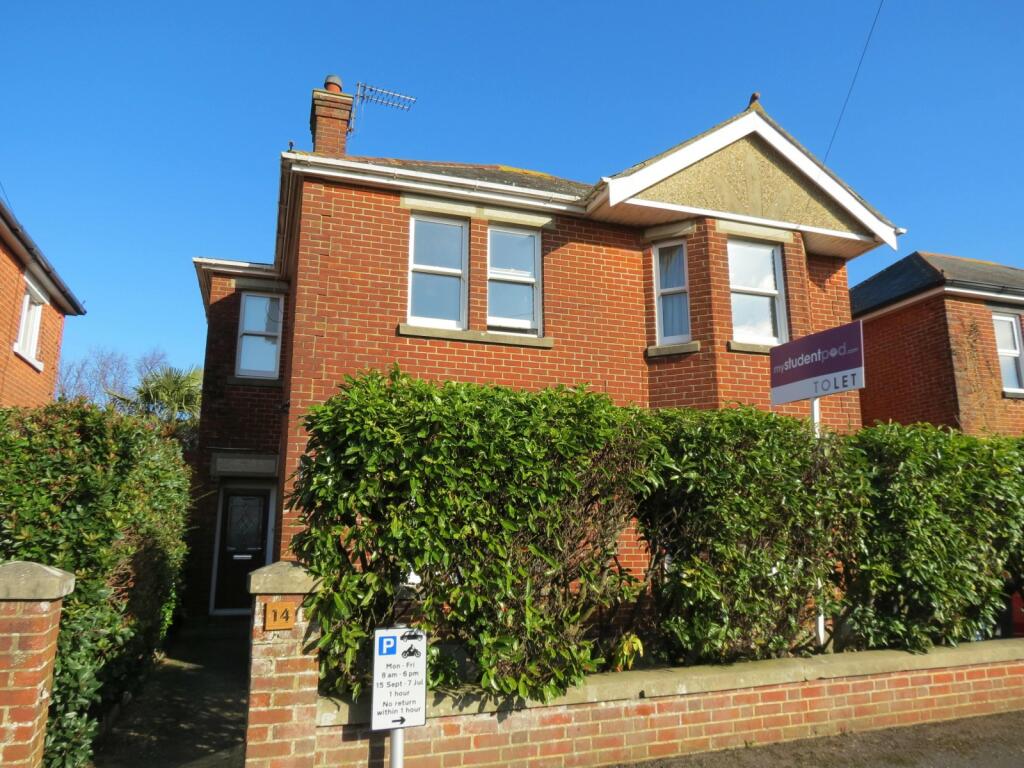 5 bedroom Detached House in Wallisdown