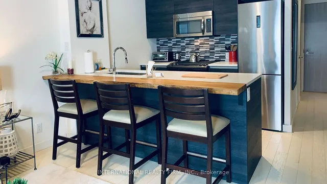 Additional image 8 of 111 Bathurst St Unit 815