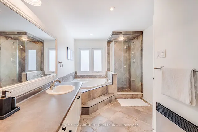 Additional image 25 of 45 STRATHROY Cres