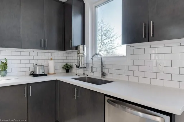 Additional image 15 of 219 Dundas St Unit 44