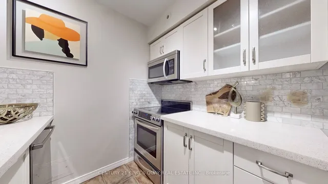 Additional image 18 of 38 Western Battery Rd Unit 612