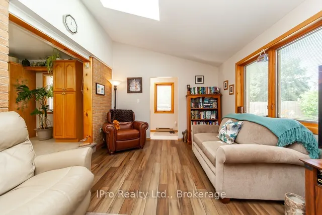 Additional image 20 of 847 Cedarbrae Ave