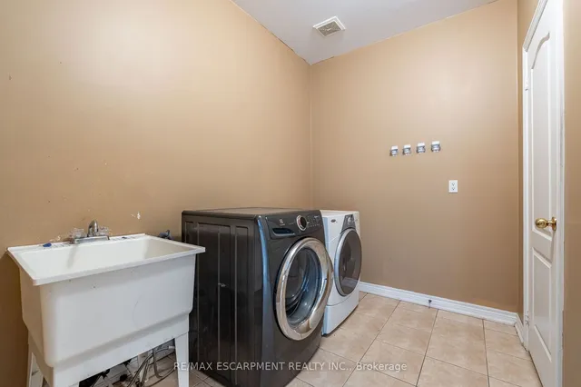 Additional image 17 of 15 Hellyer Ave