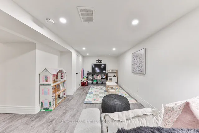 Additional image 27 of 319 Townsend Ave