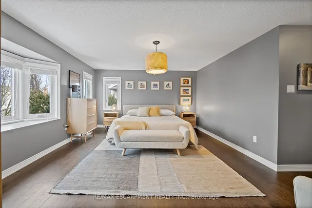 Additional image 22 of 45 STRATHROY Cres