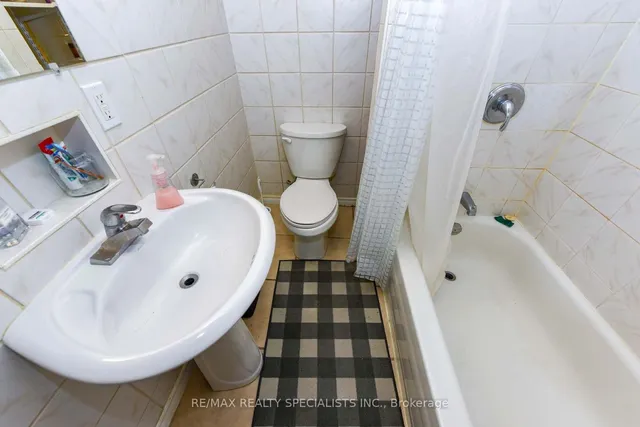 Additional image 35 of 37 Bluffwood Cres