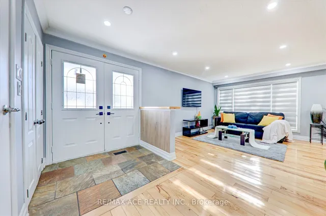 Additional image 5 of 121 Cultra Sq