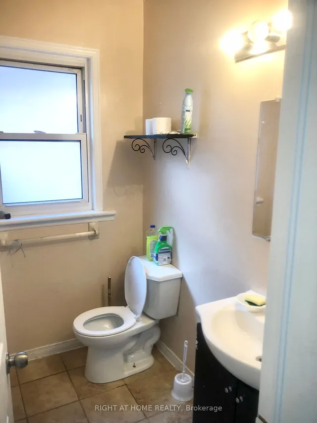 Additional image 20 of 24 Spadina Ave