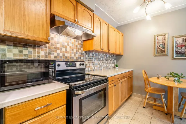 Additional image 11 of 10 WOODMAN Dr Unit 304