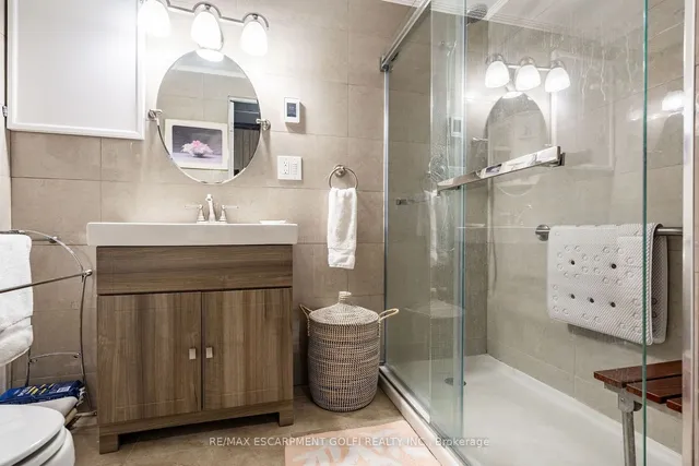 Additional image 34 of 25 Blanche Crt