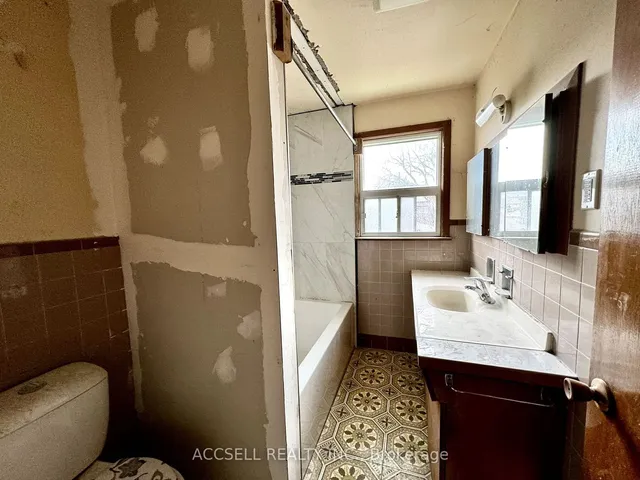 Additional image 15 of 684 Manning Ave