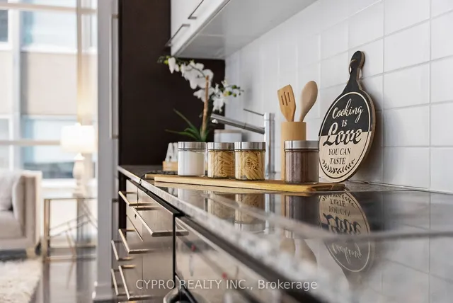 Additional image 8 of 770 BAY St Unit 601