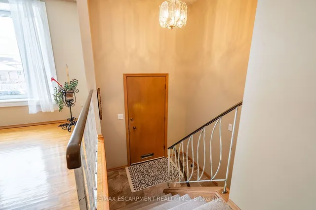 Additional image 13 of 44 CAPILANO Dr