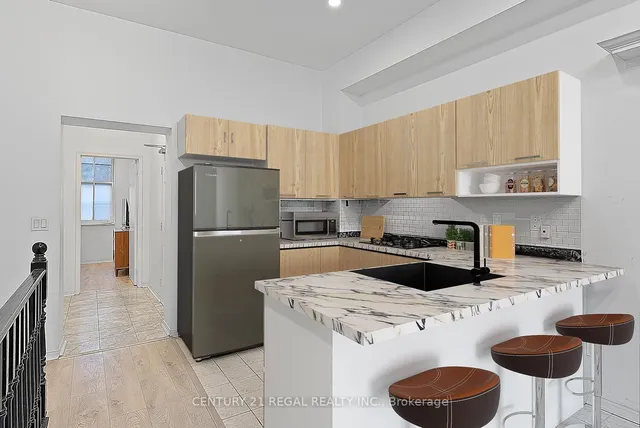 Additional image 5 of 228 St George St Unit 3