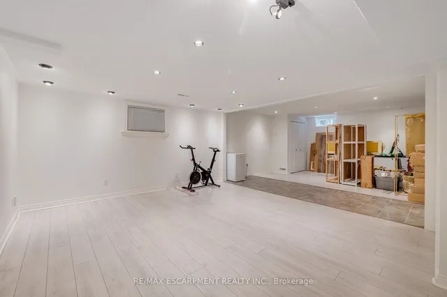 Additional image 33 of 45 STRATHROY Cres