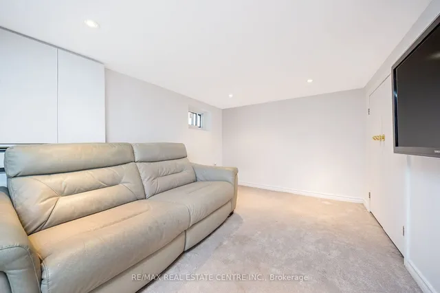 Additional image 30 of 323 Kipling Ave