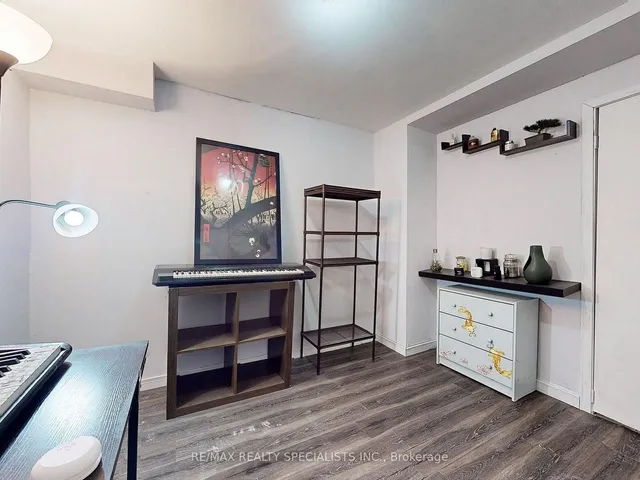 Additional image 30 of 8 Stephensen Crt