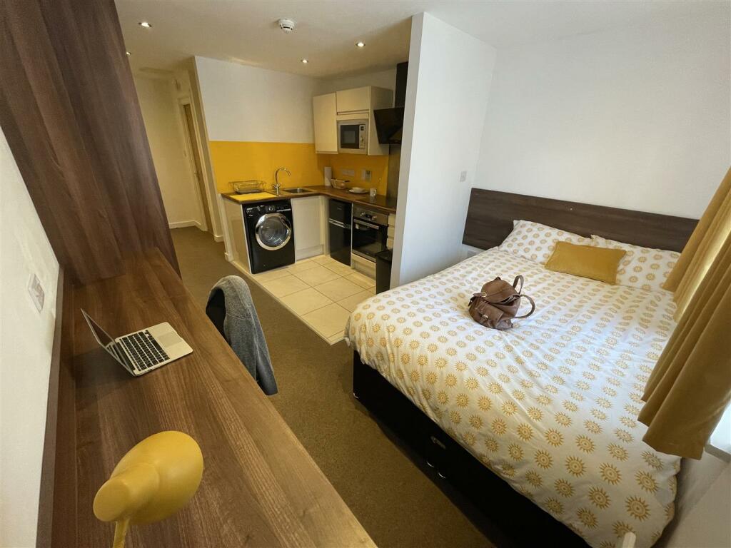 Additional image 5 of C6G Second