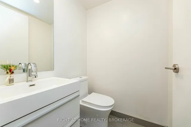 Additional image 18 of 39 Roehampton Ave Unit 1301