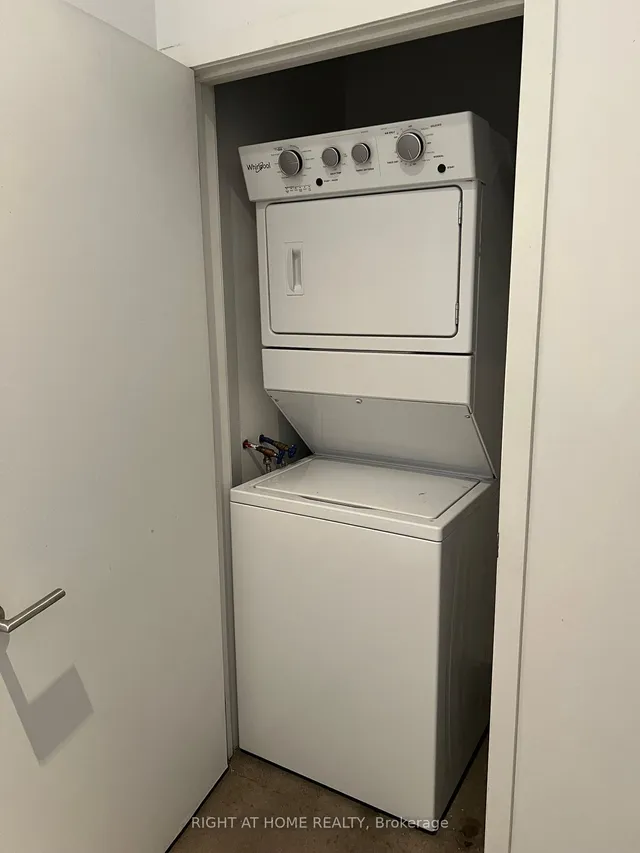 Additional image 22 of 625 Queen St Unit 607