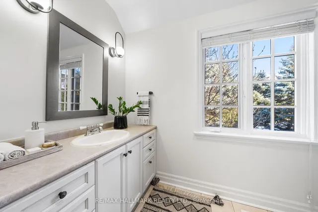 Additional image 24 of 218 Yonge Blvd