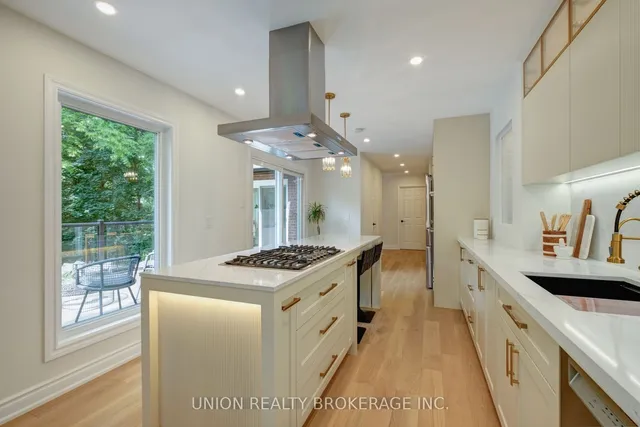 Additional image 10 of 116 Scarboro Cres